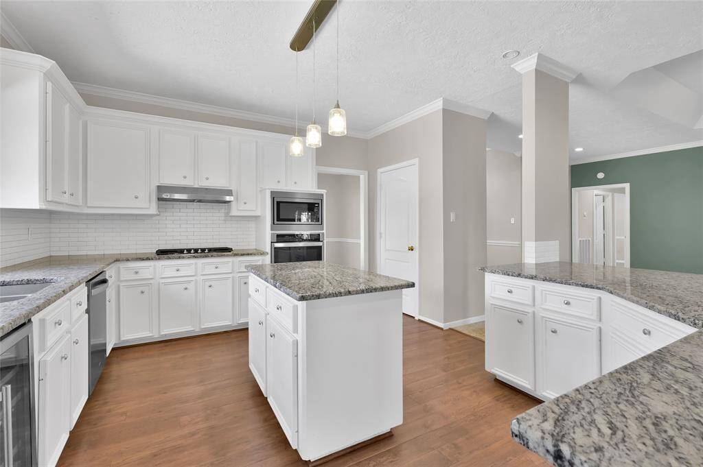 Kitchen w/gas cooktop, wall Oven & Microwave