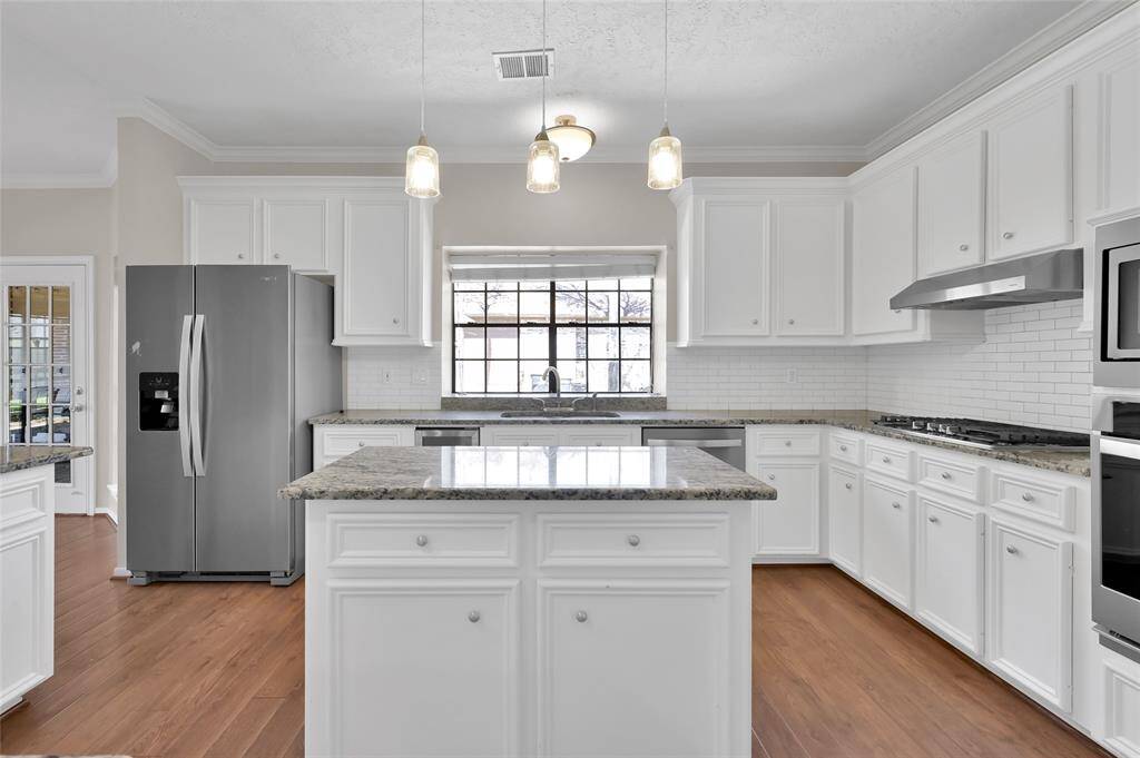 Kitchen w/Granite countertops