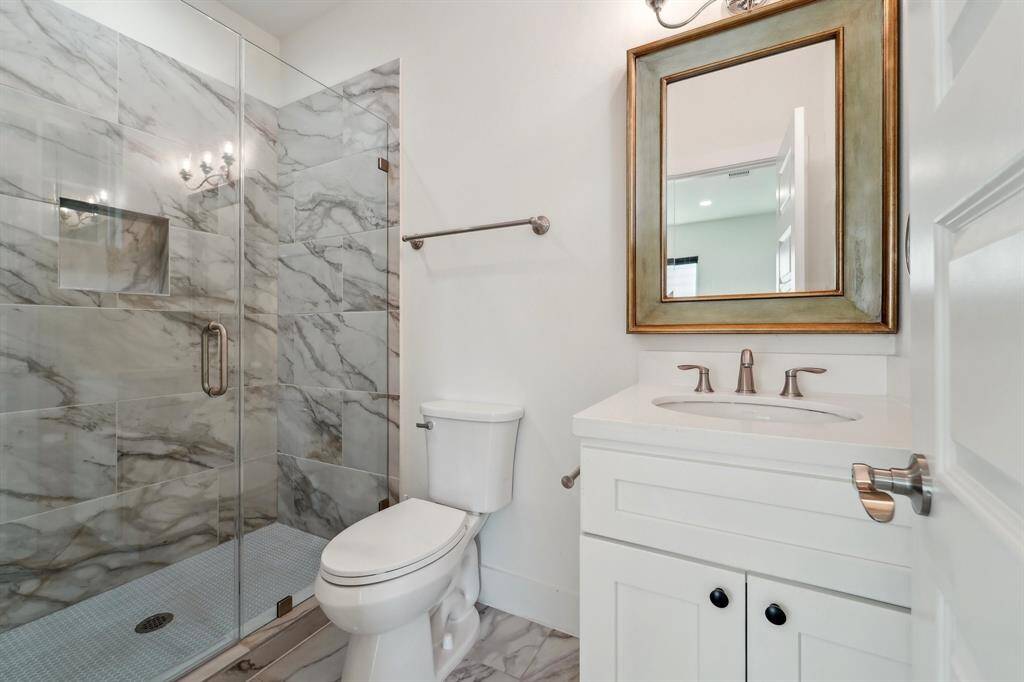 1st floor bedroom ensuite.