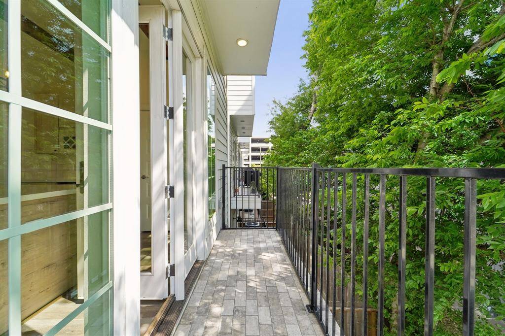 Private balcony 2nd floor.