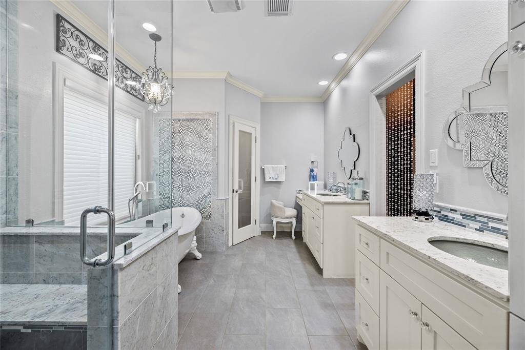 The primary en-suite is nothing short from perfection. Every detail added was intended to cater to all your cleansing and refreshing needs.