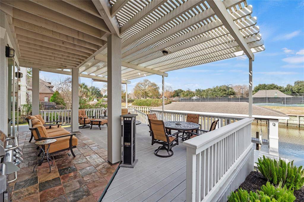 Think of the barbecues, crawfish boils, etc. to be had here!