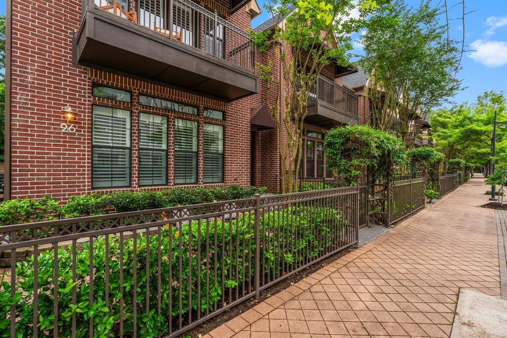 This home is in walking distance to all the amenities The Woodlands has to offer.