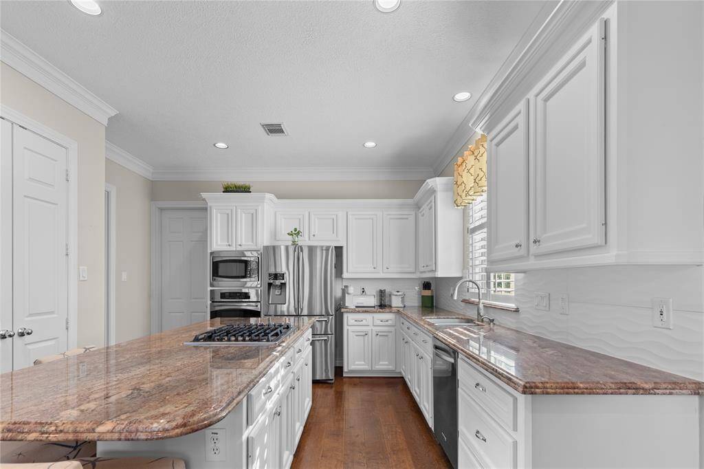 Spacious, chef-inspired kitchen with elegant finishes and Stainless Steel appliances.