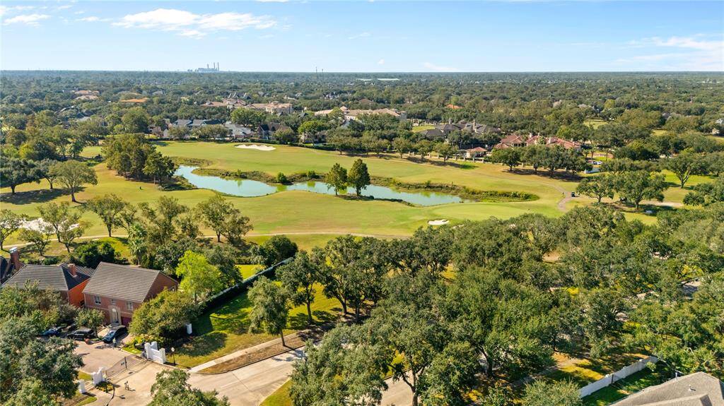 The golf course is nearby, with the Sweetwater Country club's Pecan Course offering scenic views beyond the backyard of 2718 Briar Bend ct.