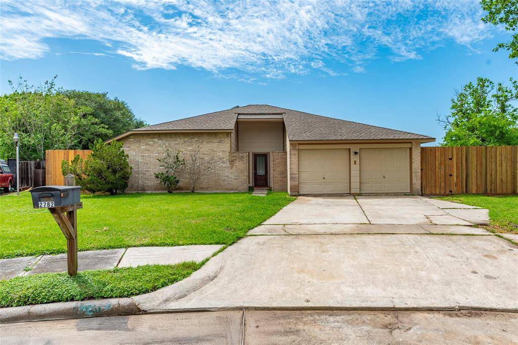 Spacious 3 bedroom 2 full bath home situated on large cul-de-sac lot in the Meadow Bend subdivision of League City.