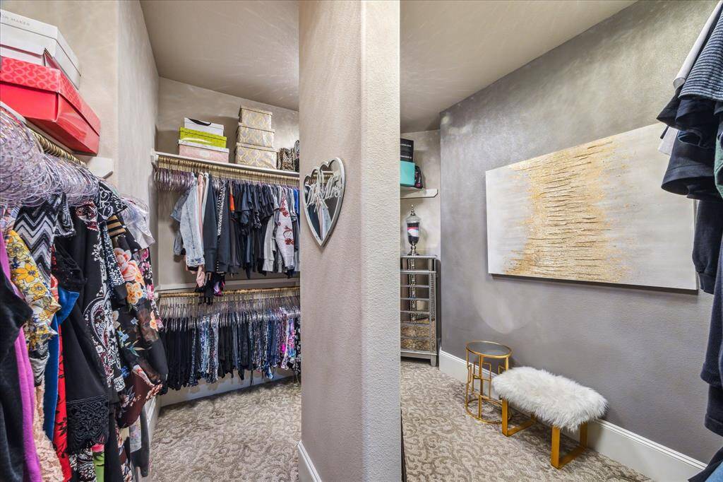 The large walk-in closet offers ample space for all your wardrobe needs, with plenty of room for hanging clothes and accessories. It’s both functional and flexible, making it easy to stay organized in style.