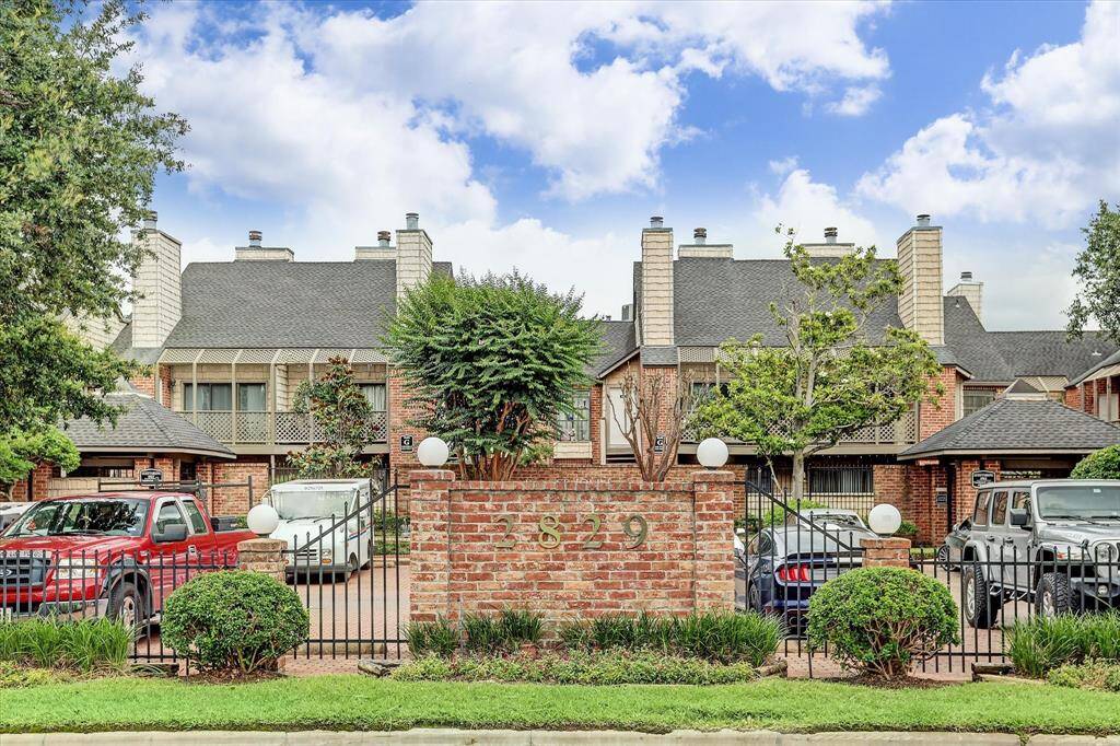 The Park St. John is a well maintained gated community with two swimming pools, fountains and gorgeous landscaped grounds.  Unit 131 has 2 assigned parking spaces (1 covered and 1 uncovered) and plenty of guest parking available for visitors