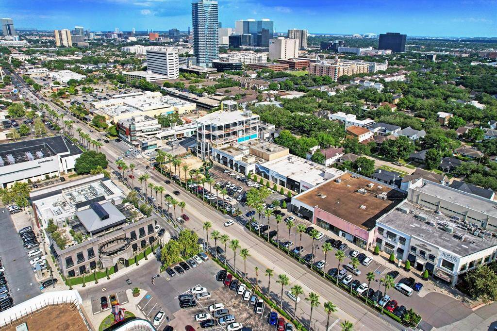 Highland Village, the landmark shopping destination and home to a collection of upscale boutiques along with some of the nation's foremost retailers and restaurants is just a few blocks away from the Park St. John.