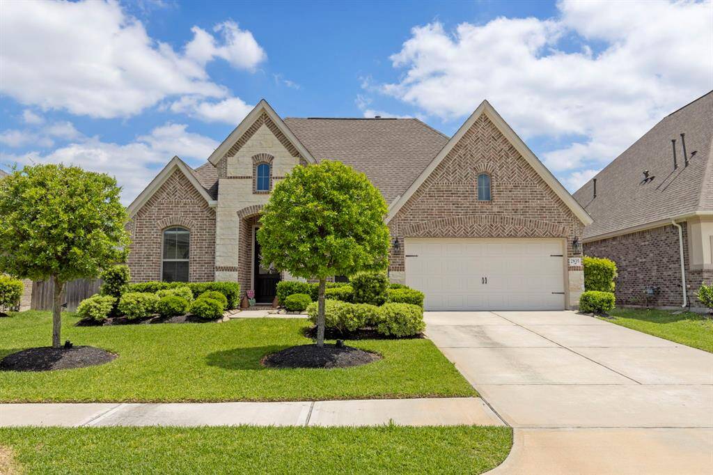 This home boasts a charming front facade, with a beautifully maintained lawn that creates a welcoming atmosphere.