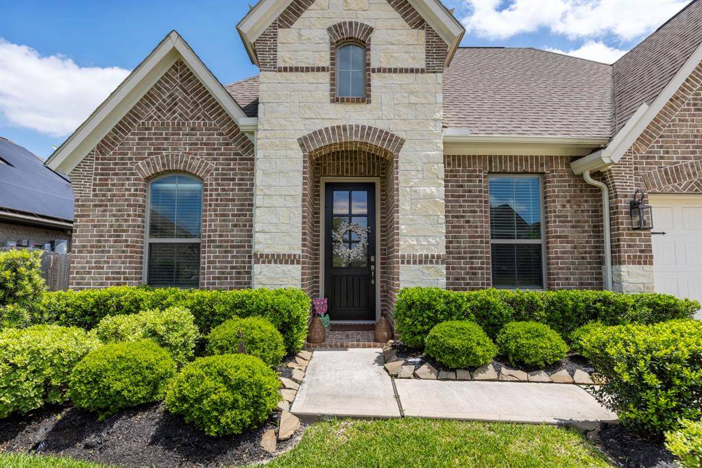 This is a fantastic place to call home, offering both curb appeal and a sense of tranquility.