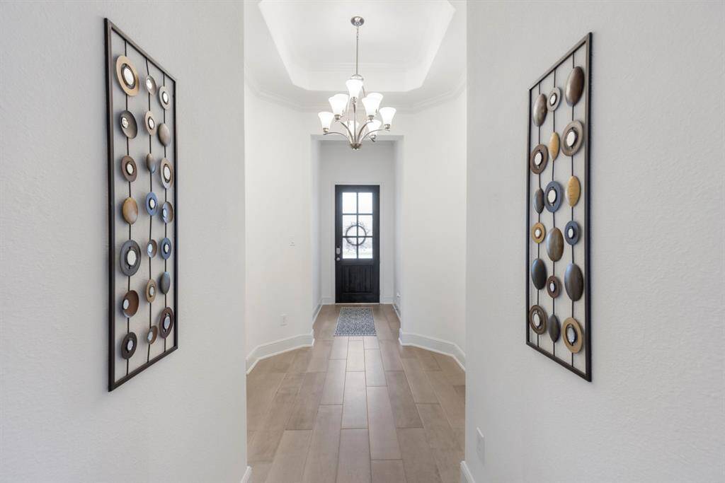Tile hardwood flooring abounds.