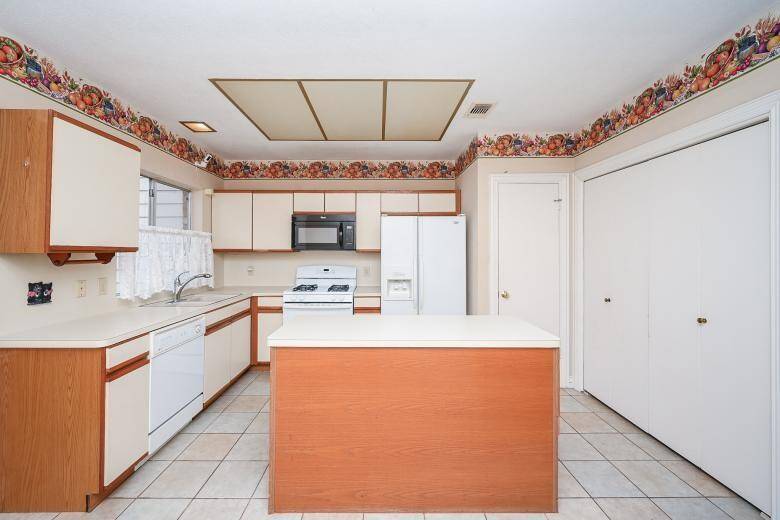Comes with Washer/Dryer