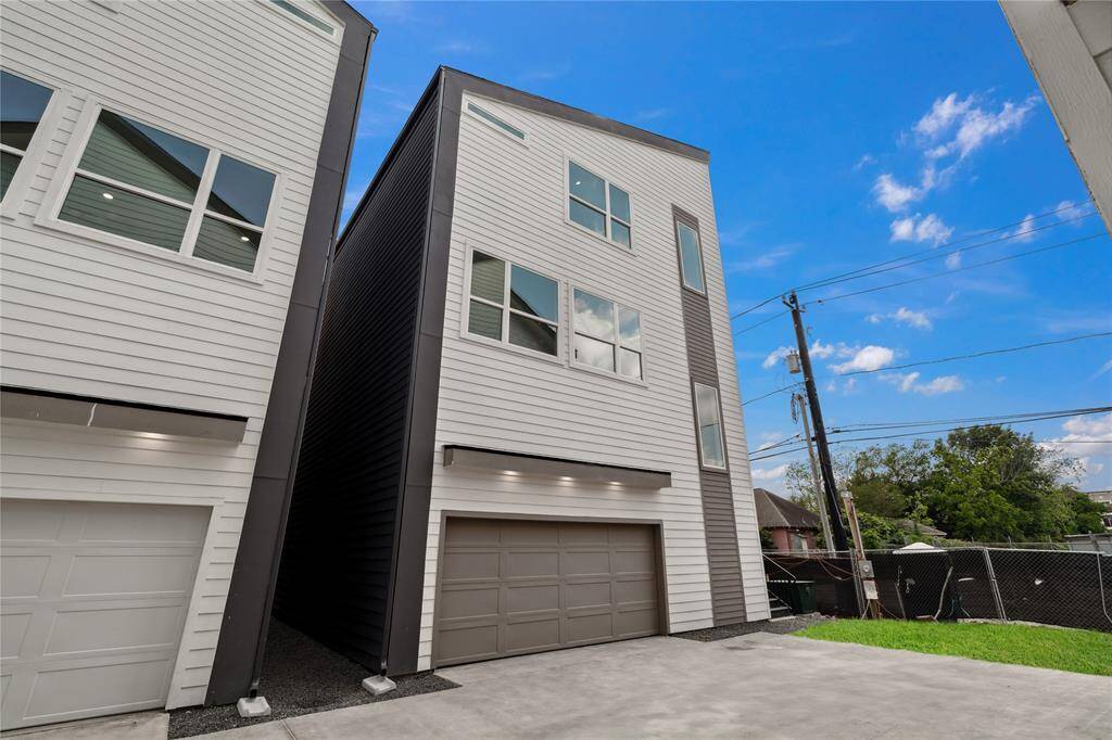 Every home at Delafield balances architectural precision with urban practicality, from elevated lighting to energy-efficient materials.