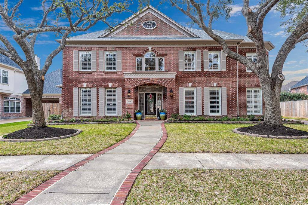 Lovely Home steps from 2 lakes for your family fun!