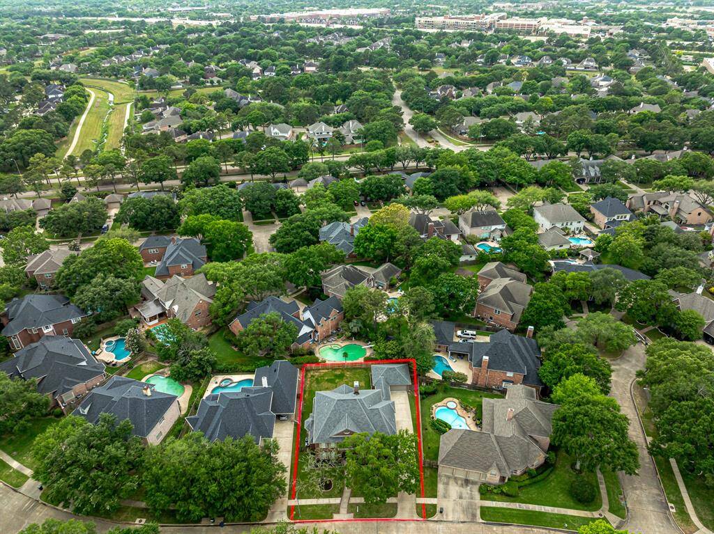 Lakes, tennis. park, walking trails and Beach cCub are a short walk from this home!!!