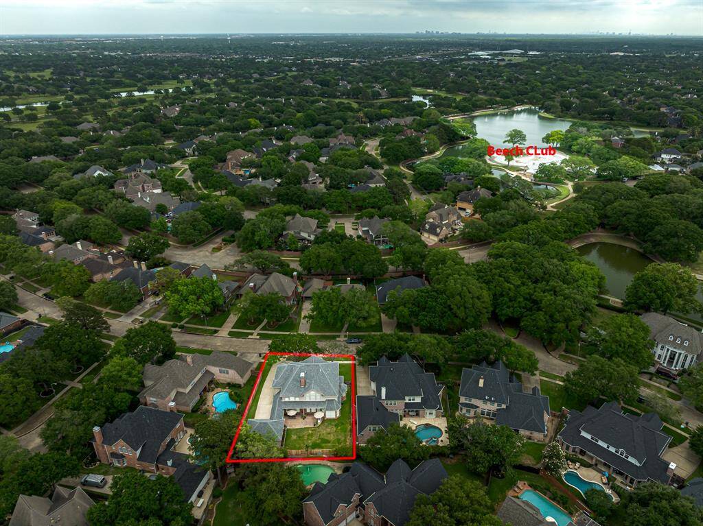 So many amenities and so close to this home including tennis, park. lakes, Beach Club and golf!