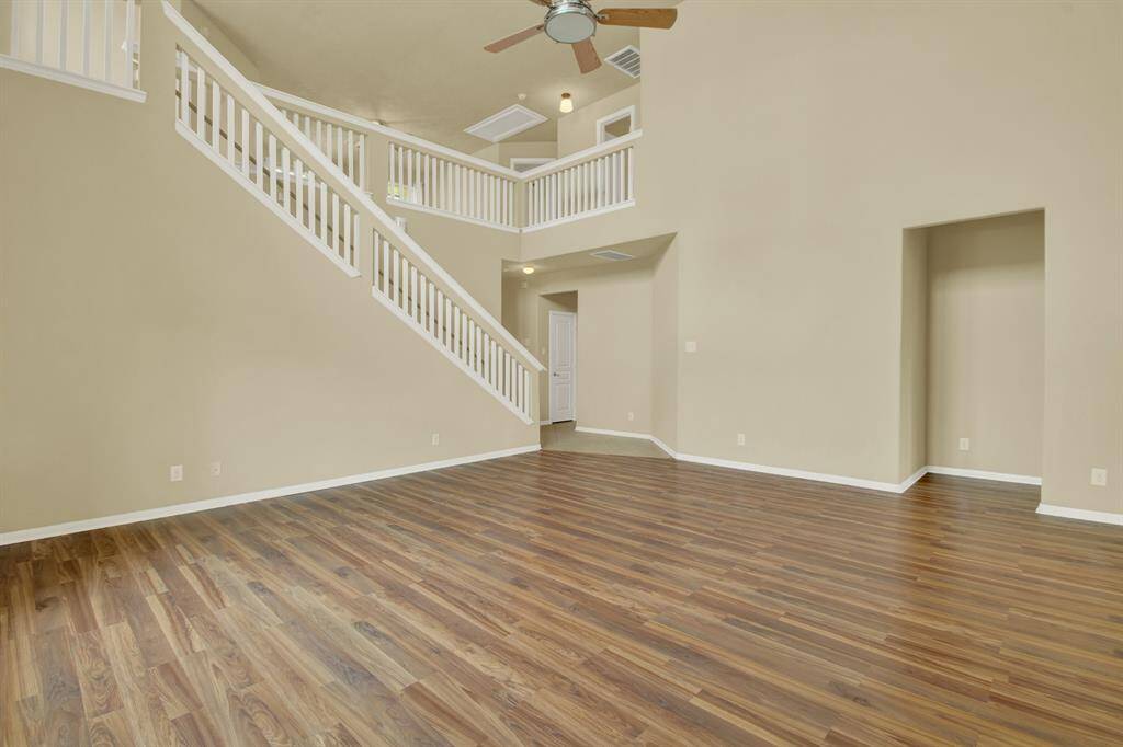 With its seamless flow and generous proportions, the main living area offers a balance of openness and defined living. High ceilings add volume to the space, while the dark wood floors lend warmth and a sense of sophistication.