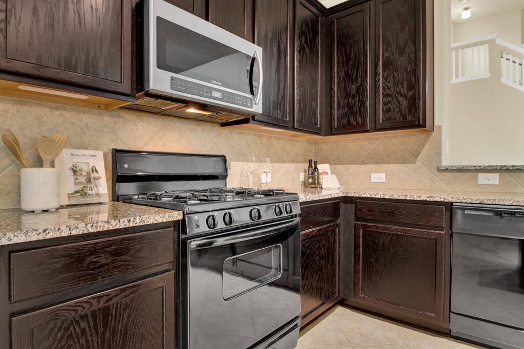 The abundant counter space offers both functionality and flexibility, providing plenty of room for meal preparation. Its generous surface area accommodates multiple activities at once, whether you're arranging ingredients, prepping meals, or setting up a space for casual dining. This practical feature enhances the kitchen’s efficiency, allowing for seamless organization while maintaining an open and airy atmosphere.