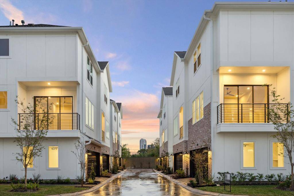 Community is complete with regulation Pickleball court, private resident courtyard, massive dog park - - all of which overlooking an uninterrupted Downtown Houston skyline!