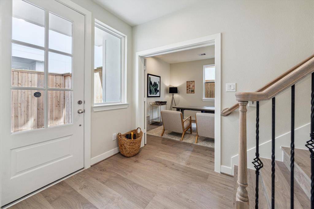 Community complete with private, regulation standard pickleball court, resident courtyard & 2 massive enclosed dog parks- - all of which look over an uninterrupted view of the Downtown Houston skyline!