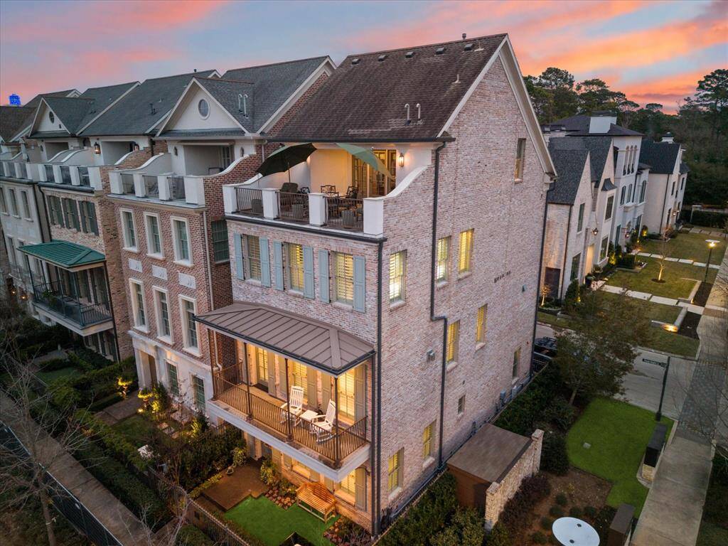 Each floor, with its distinct features, creates a luxurious and versatile style that caters to every need.