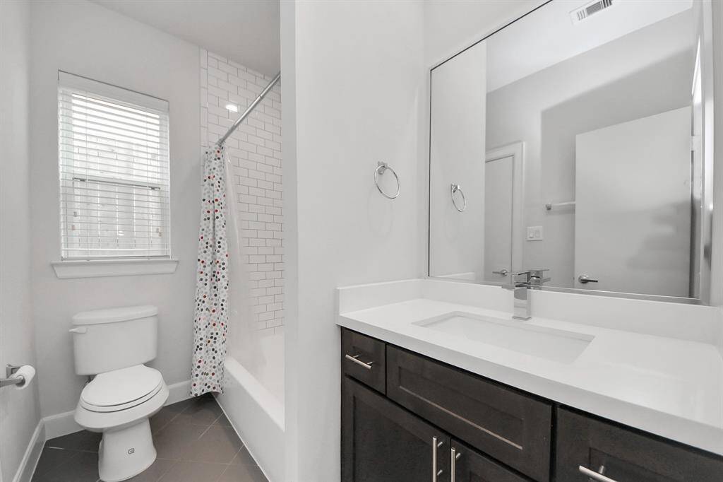 1st Floor Bedroom En Suite Bathroom