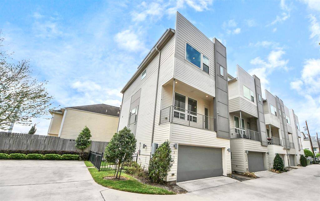 Welcome to 310 Eado Park! Corner Lot adjacent to Two Guest Parking spaces, Side Yard and Front Door Entrance.