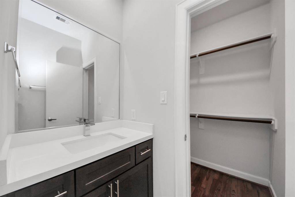 !st Floor Bedroom En Suite Bathroom