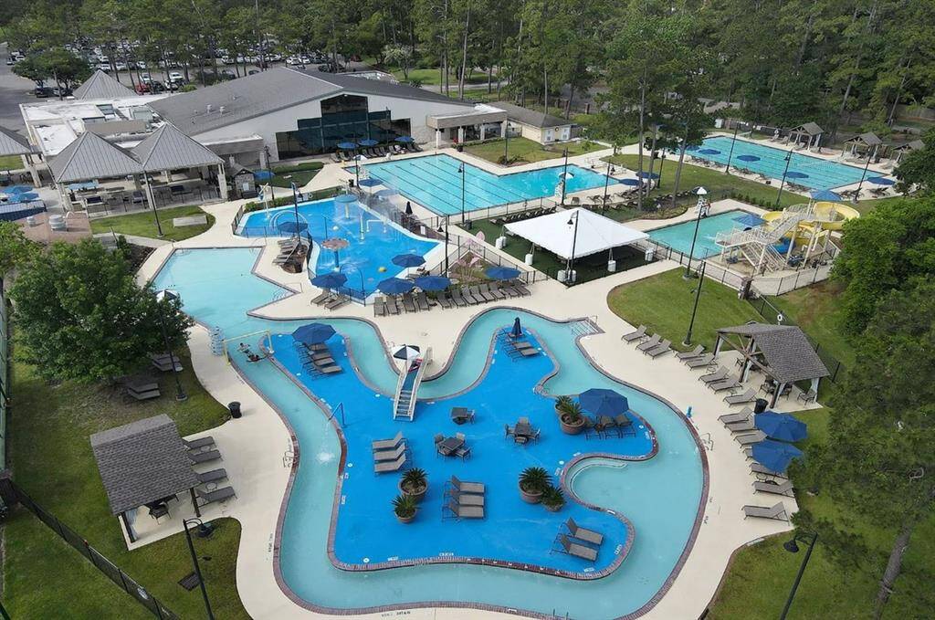 House is close to the Kingwood Country Club which has pool, lazy river, exceptional golf, tennis, pickleball, fitness center and dining