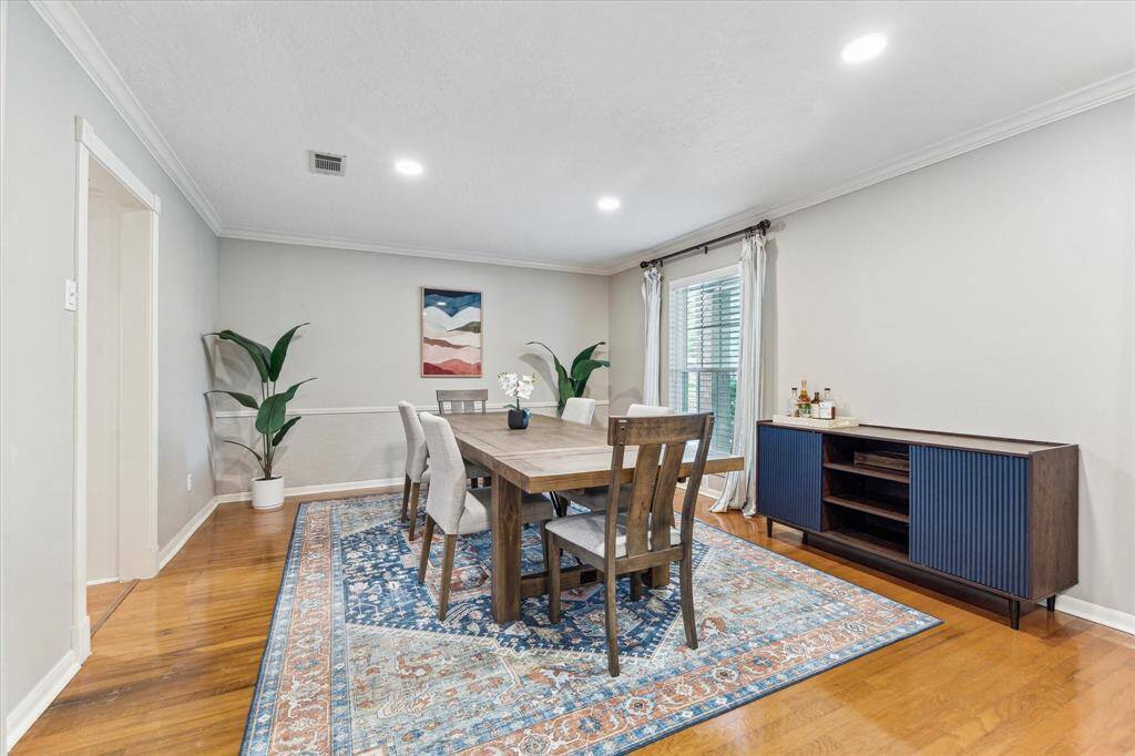 Formal dining room - lovely place to hold family/friends gatherings