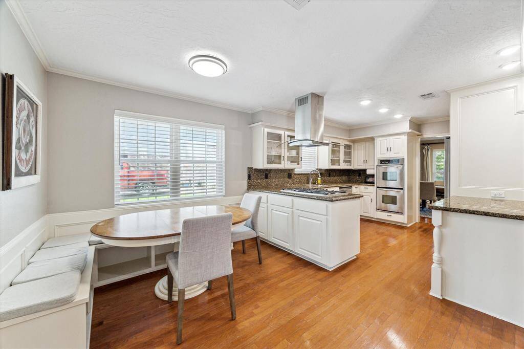 Breakfast nook with lots of seating