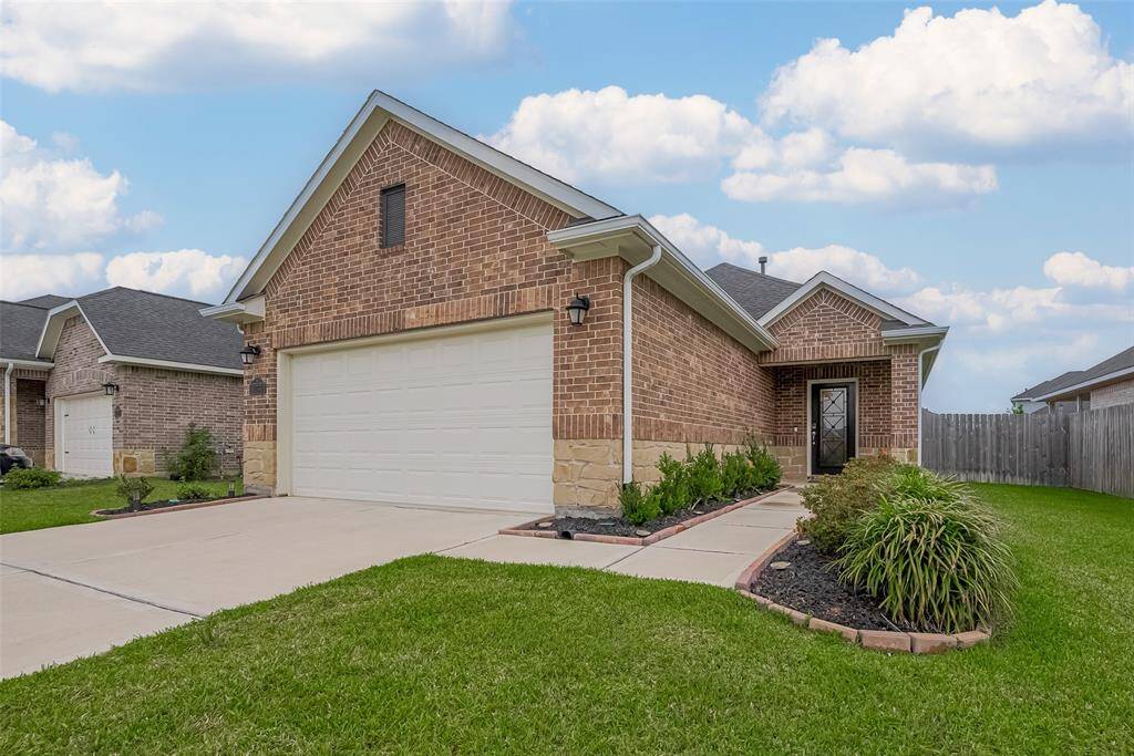 Welcome to Polo Ranch! This charming home welcomes you with a clean, double-wide driveway and neat, low-maintenance landscaping—offering both curb appeal and convenient parking.
