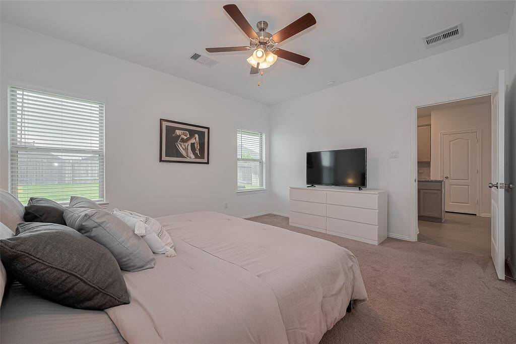 This beautifully maintained kitchen offers a modern feel with sleek finishes, ample counter space, and plenty of natural light. It’s the perfect space for cooking and entertaining, well-kept and move-in ready!