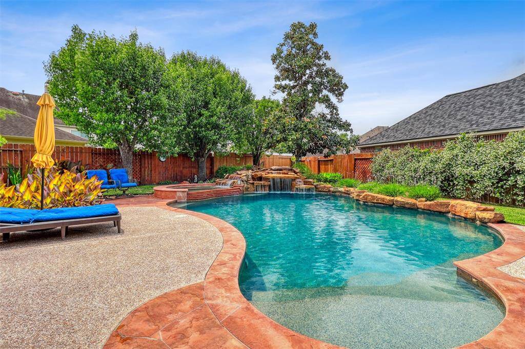 A convenient sundeck in the pool invites you to relax and soak up the sun while staying in the shallow waters, offering the perfect tanning spot.