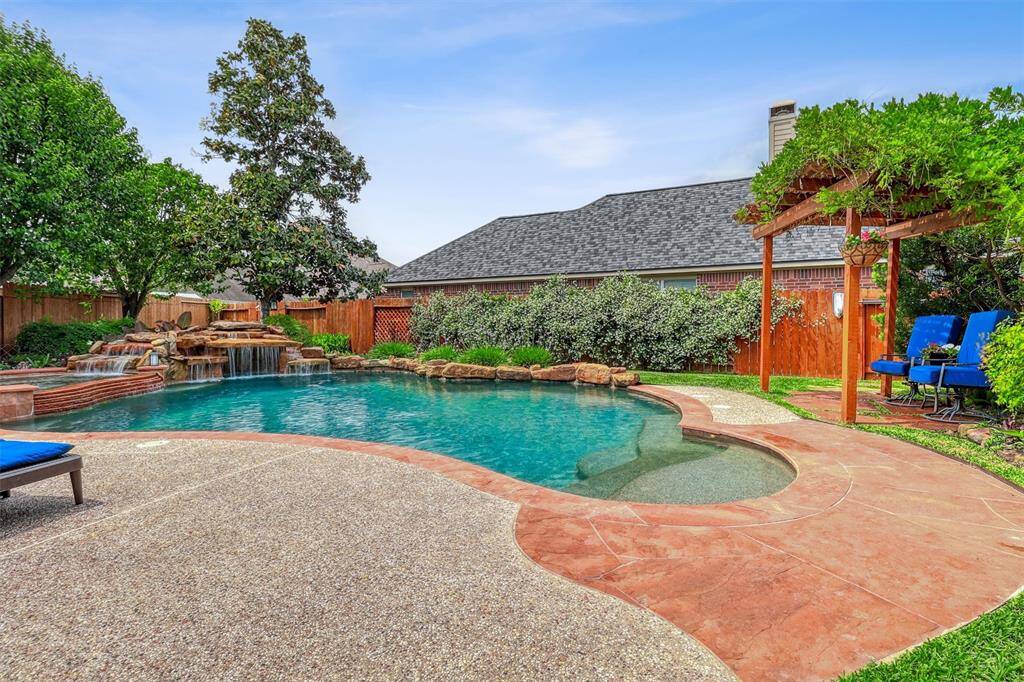 For additional comfort, a pergola offers a shaded spot by the pool, allowing you to escape the Texas sun while enjoying the tranquil surroundings.