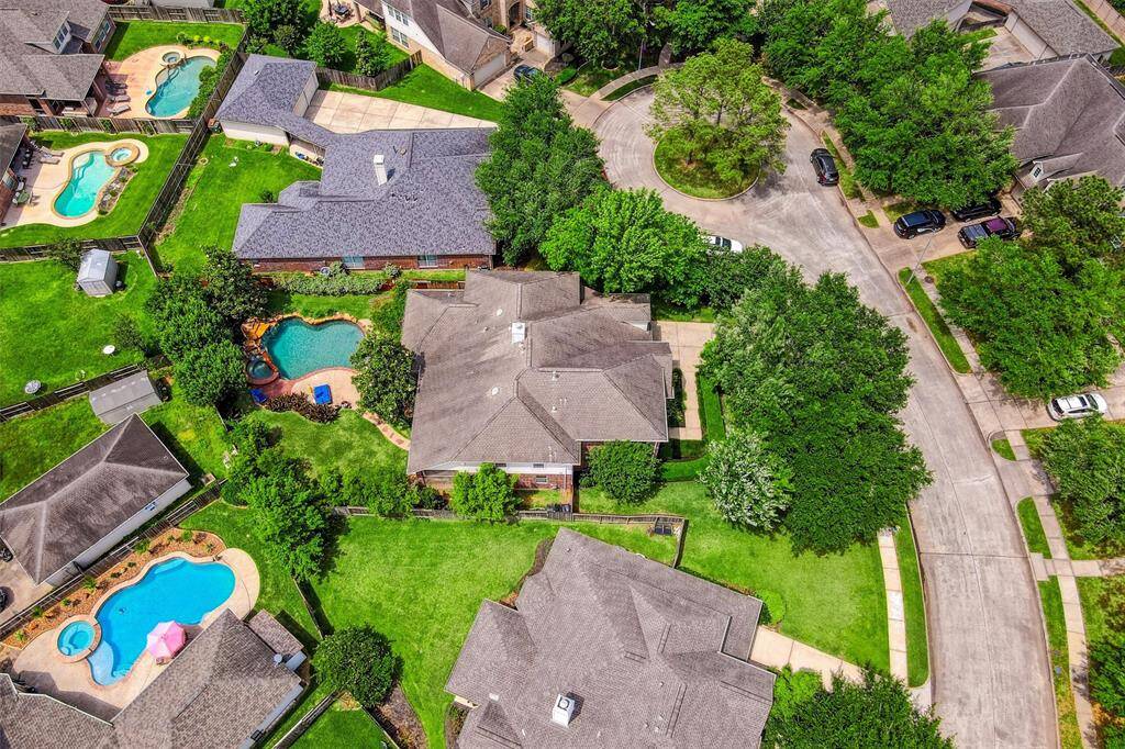 As a courtesy, here is an aerial view of the spacious lot, situated at the end of a quiet cul-de-sac.