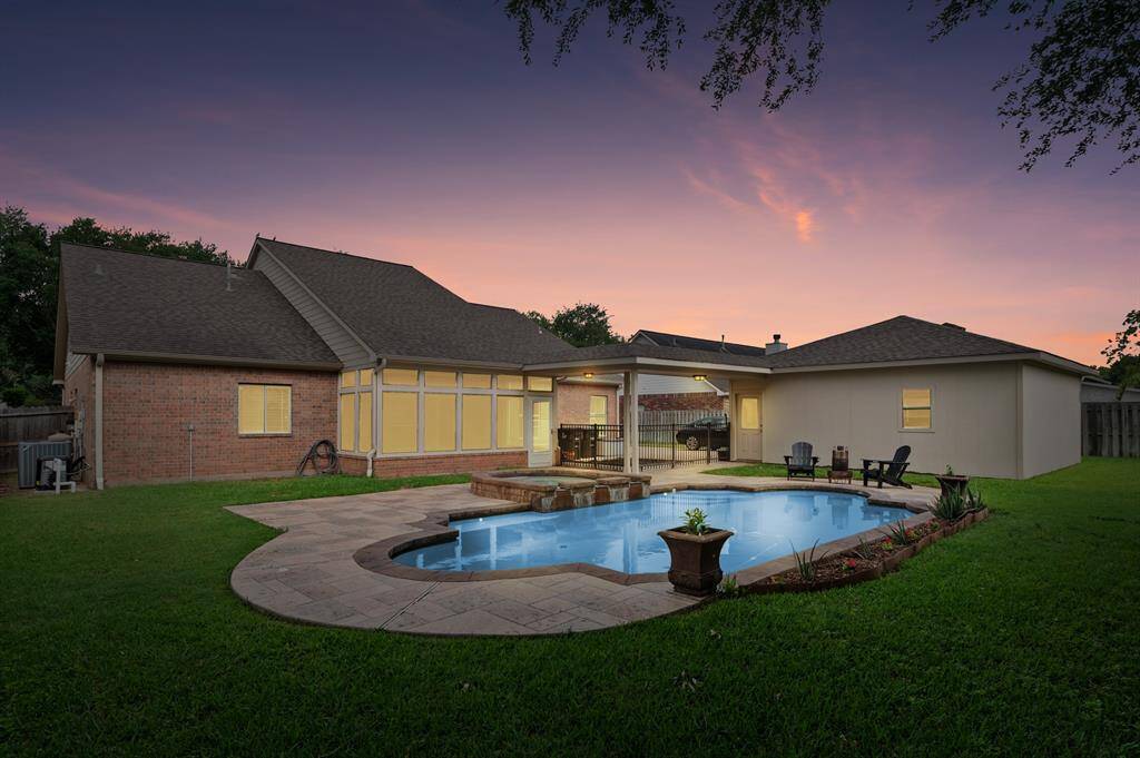 Beautiful pool with attached relaxing hot tub