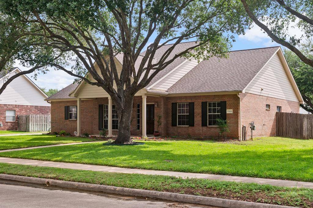 Large oversized lot with mature oaks
