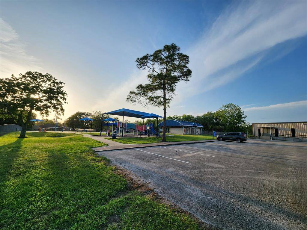 Park & splash pad around the corner from 3315 Ashwyne Ct.
