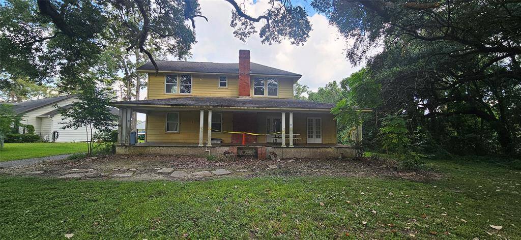 Front of the home at 3339 Bayou Dr E, Dickinson, TX
