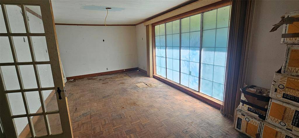 Downstairs extra room / sunroom / office space / second living space. This room is off of the main living room.