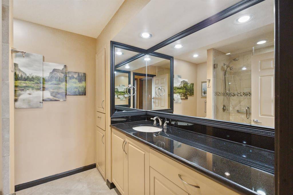 Large secondary bathroom with shower/tub combo.