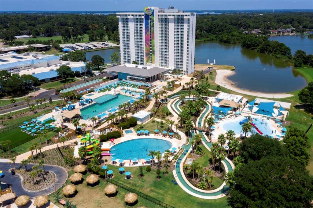 Walking distance Spa, Resort and Golfing!
