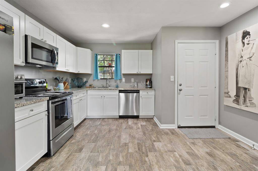 Enjoy entertaining in a fully equipped kitchen furnished with stainless steel appliances, granite countertops and plenty of storage.