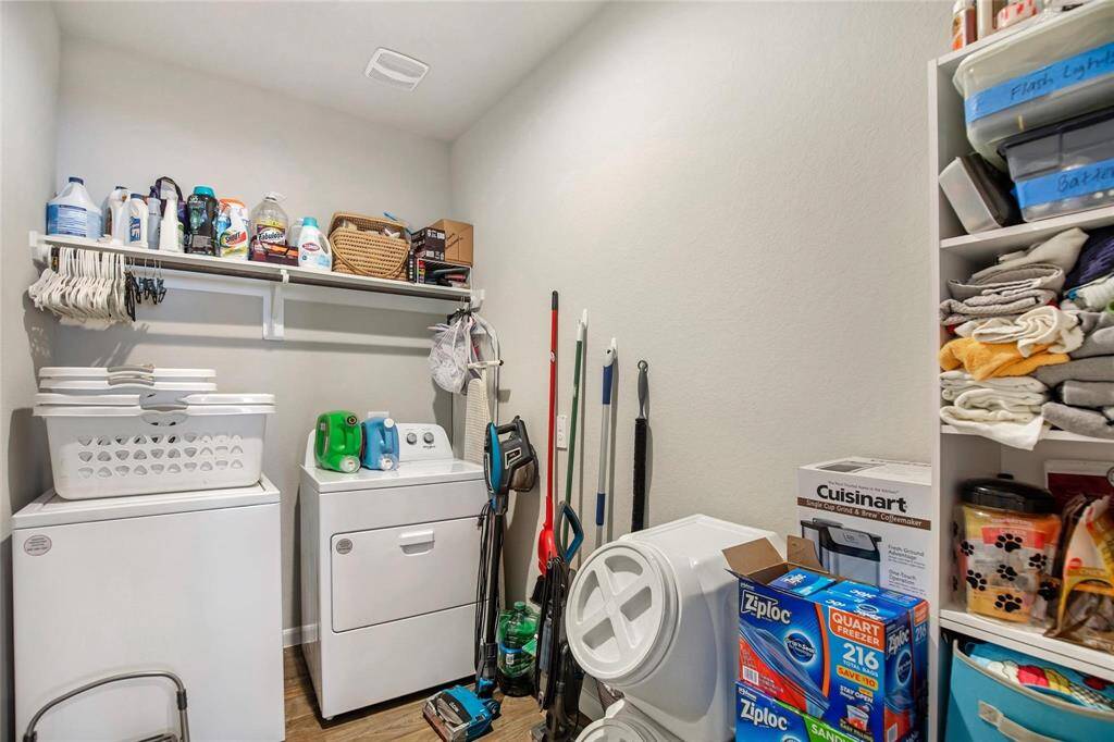 Big Utility room with things