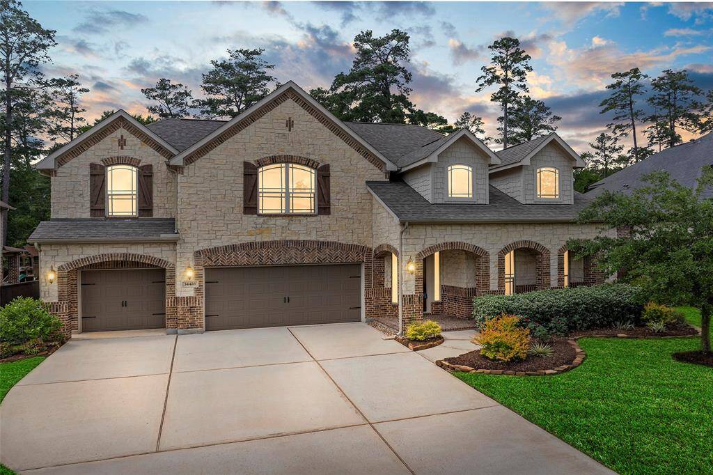 Gorgeous 2-story, 4 bedroom, 3 and a half bath in Woodtrace.