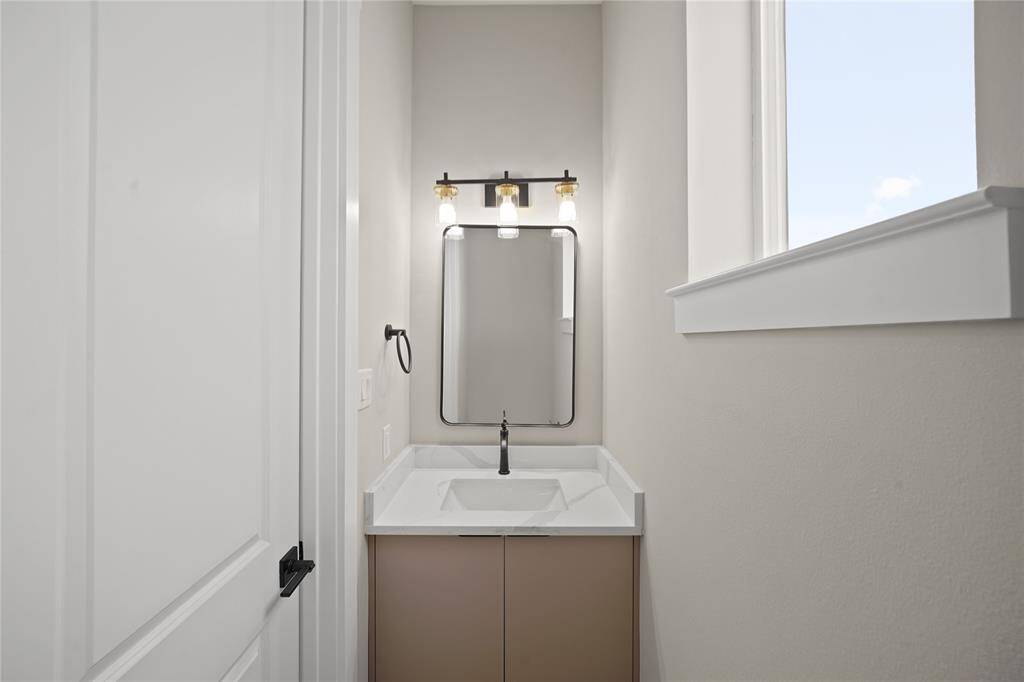 Well-appointed half bathroom ideal for family, friends, and guests.