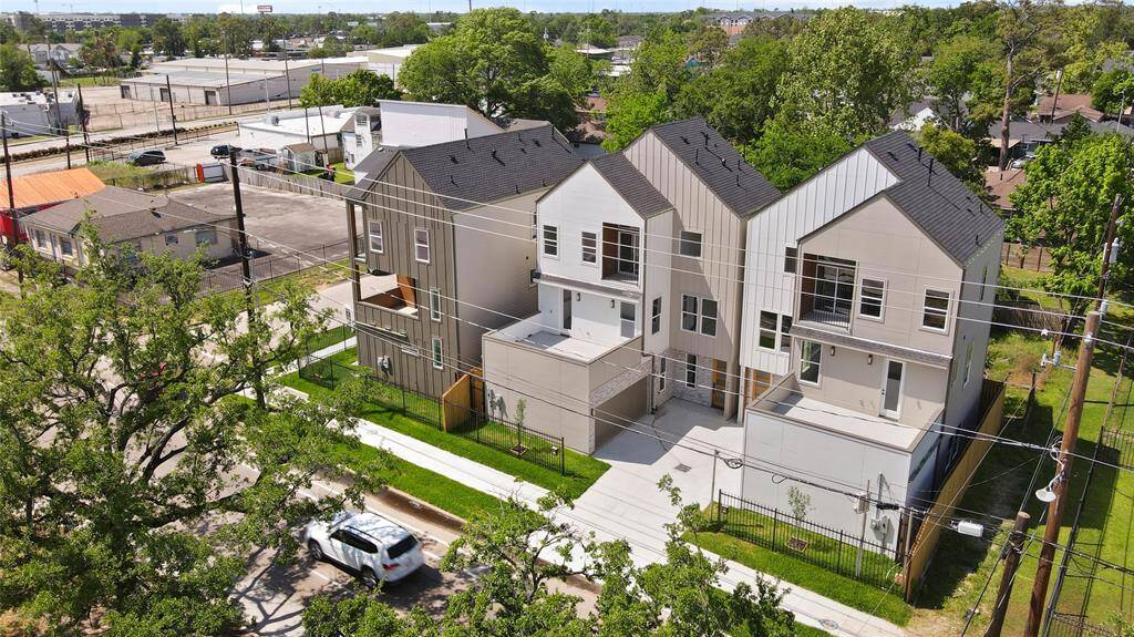 Super close access to I-45, and a lot of trendy restaurants, bars, and activities in The Heights.