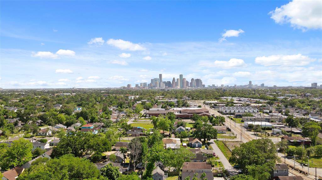 Super close access to I-45, and a lot of trendy restaurants, bars, and activities in The Heights.